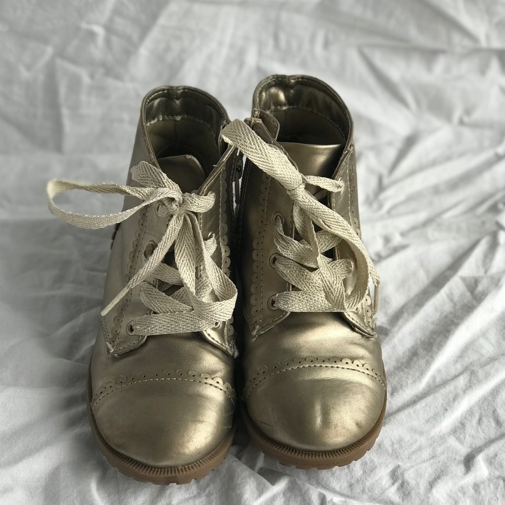 Girl’s short boot/sneaker